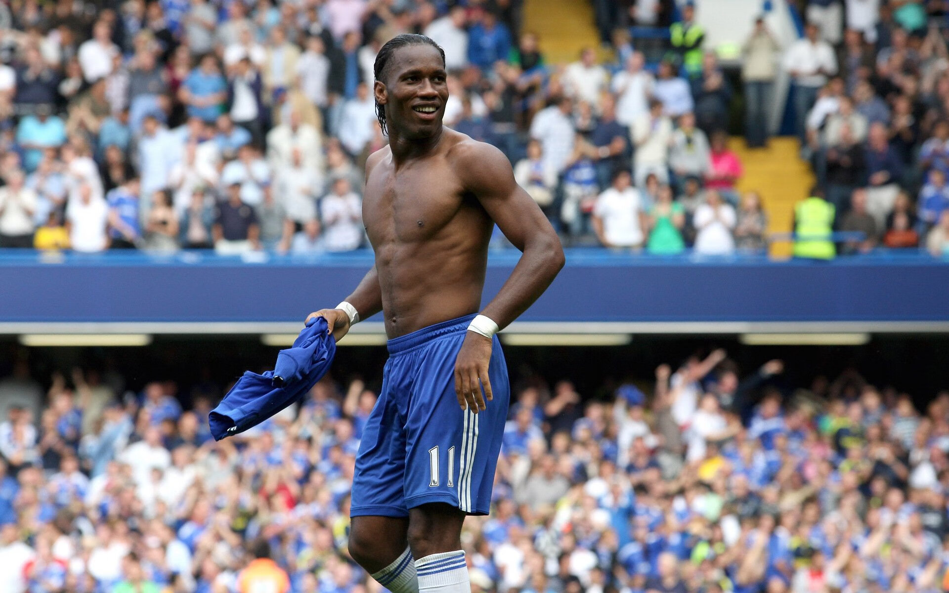 中锋与边锋频频协作，快速进攻效果明显，中锋实战技巧